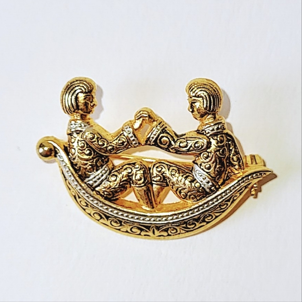 DAMASCENE COUPLE IN GONDOLA BROOCH